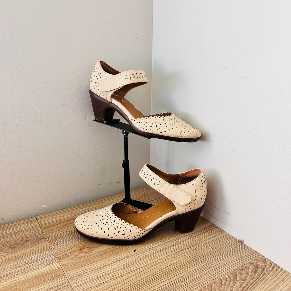 Easy Spirit Cindie Beige Perforated Heels Women’s Size 7.5